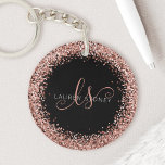 バラ金ゴールド赤面ピンクグリッターGlam Monogram Name キーホルダー<br><div class="desc">Glamバラ金ゴールドグリッターエレガントMonogram Keychain。黒い背景にトレンディー金ゴールドデザインを使用した、このバラシックなキーチェエレガントーンきらめくグリッターを簡単にカスタマイズできます。このデザインには、渦巻きと名前を持つ手書きの脚かわいらし本が書かれています。</div>