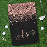 バラ金ゴールド赤面ピンクグリッターGlam Monogram Name ゴルフタオル<br><div class="desc">Glamバラ金ゴールドグリッターエレガントMonogram Golf Tool.このトレンディーシックなゴルフデザインは、黒い背景にバラ金ゴールドきらめくグリッターを施し、簡単にカスタマイズできます。このデザインには、渦巻きと名前を持つ手書きの脚かわいらし本が書かれています。</div>