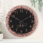 バラ金ゴールド赤面ピンクグリッターGlam Monogram Name ラウンド壁時計<br><div class="desc">Glamバラ金ゴールドグリッターエレガントMonogram Clock。黒い背景にトレンディーデザインを使用した、このバラシックなクロック金ゴールドを簡単にカエレガントスタマきらめくイズできます。このデザインには、渦巻きと名前を持つ手書きの脚かわいらし本が書かれています。</div>