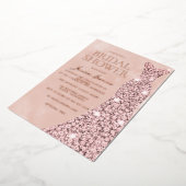 バラ金ゴールド、ほこりっぽいバラ&赤面ドレスブライダルシャワー 箔招待状 (回転した状態)