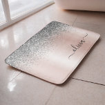 バラ金ゴールド-赤面ピンクシルバーグリッターモノグラム バスマット<br><div class="desc">ローズゴールド – Blush Pink and Silver Faux Foil Metallic Sparkle Glitterブラッシュドメタルモノグラム名バスマット。これは、グラムの贅沢とシックなスタイルを愛する人のための完璧な卒業、誕生日、結婚ブライダルシャワー、記念日、赤ちゃんシャワーまたはバチェロレッテギフトを作る。</div>