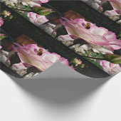 バラ、芽及び蜂蜜の蜂のギフトの包装紙 ラッピングペーパー (角)