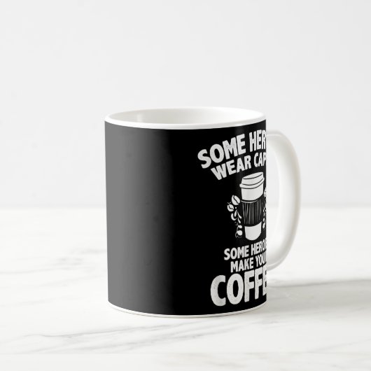 バリスタコーヒーメーカーMerch – 一部のヒーローがCoffを作る コーヒーマグカップ (正面右)