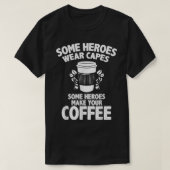 バリスタコーヒーメーカーMerch – 一部のヒーローがCoffを作る Tシャツ (デザイン正面)