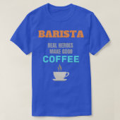 バリスタ実在ヒーローがコーヒーを淹れる Tシャツ (デザイン正面)
