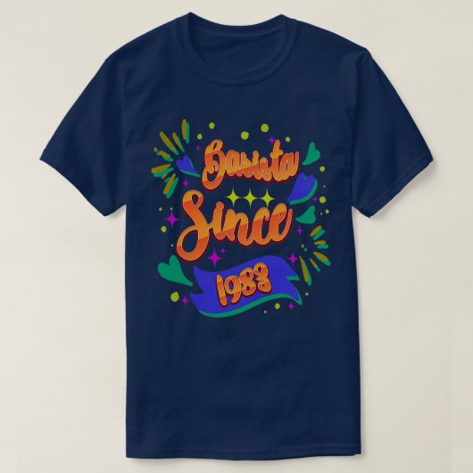 バリスタ1983年からバーテンダーユニークギフトアイディア Tシャツ (デザイン正面)