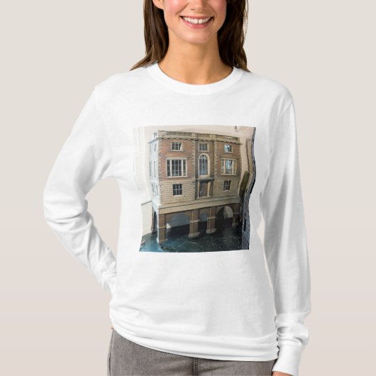 バルコニーが付いている英語balustraded人形の家 tシャツ (正面)