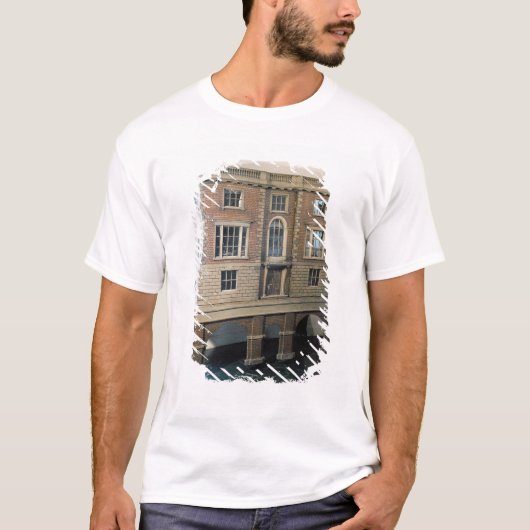 バルコニーが付いている英語balustraded人形の家 tシャツ (正面)