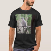 バルコニーでの鳩の鳥の写真撮影ポートレート Tシャツ (正面)