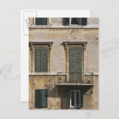 バルコニーとシャッター付きの建物の外観 ポストカード (正面/裏面)