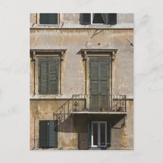 バルコニーとシャッター付きの建物の外観 ポストカード (正面)