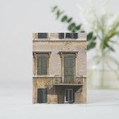 バルコニーとシャッター付きの建物の外観 ポストカード (スタンド正面)