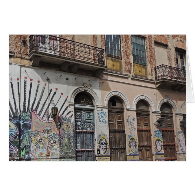 バルコニーの落書き及びドアが付いている古い建物 (正面横)