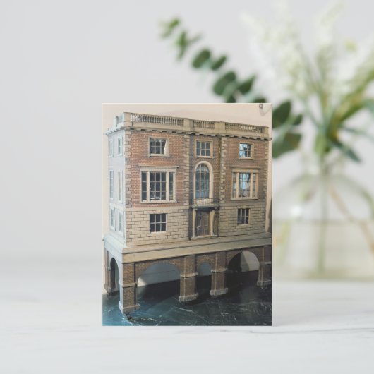 バルコニー付きのイギリスの手すり人形の家 ポストカード (スタンド正面)