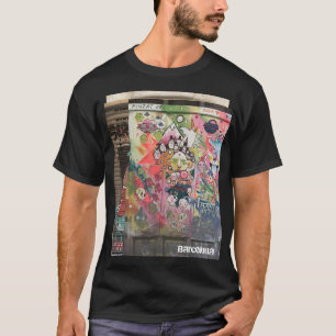 バルセロナの通りの落書きの二つのイメージ Tシャツ