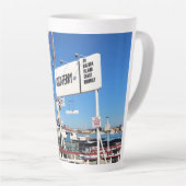 バルボア島フェリー、ニューポートビーチ、カリフォルニア カフェラテマグ (右アングル)