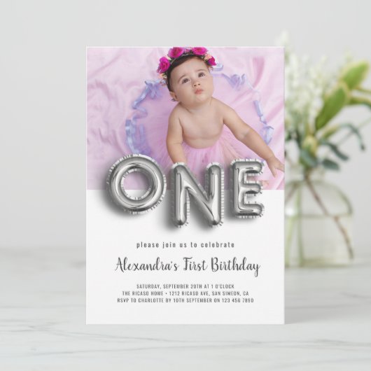 バルーン文字最初の誕生日写真パーソナライズされた 招待状 (スタンド正面)