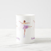 バレエダンサーのアラベスク – 名前または文字を追加 ボーンチャイナマグカップ (正面)