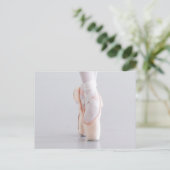 バレエダンサーのポインテシューズピンクスリッパ ポストカード (スタンド正面)