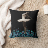 バレエダンサーバレリーナ踊りオンウォーター クッション (ブランケット)