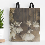 バレエリハーサルステージ | Edgar Degas トートバッグ<br><div class="desc">バレエリハーサルステージ（1874年） | ステージでのエドガー・デガスのバレエ・リハーサルは、バレエ・ダンサーの舞台裏の親密な瞬間を捉え、パフォーマンスを準備する。この作品は、ダンサーがストレッチし、ポーズを練習し、会話を交カジュアルわし、影の濃いステージの背景を背景に描かれている。パステルカラーとダイナミックな視点を駆使したデガスの卓越した使い方は、ダンスと人間の型枠の優雅さに魅了され、動きや光、そしてパフォーマーの献身を伝える。デザインツールを使用してイメージのカスタム文字を追加したり、イメージをカスタマイズする。</div>