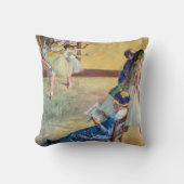 バレエ教室、ダンスホールby Edgar Degas クッション (正面)