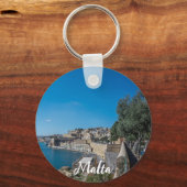 バレッタの街の壁と港のパノラマの景色 キーホルダー (裏面)