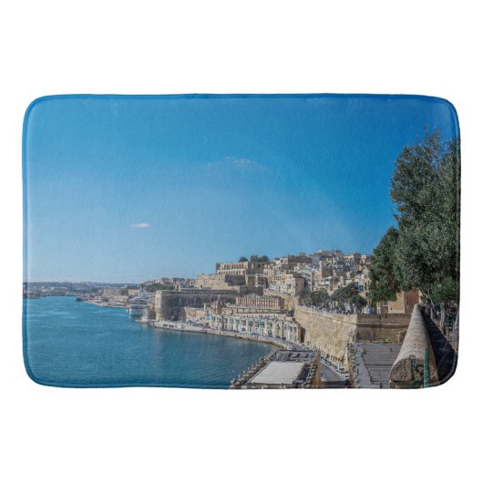 バレッタの街の壁と港のパノラマの景色 バスマット (正面)