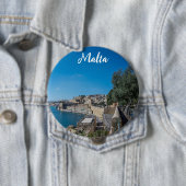 バレッタの街の壁と港のパノラマの景色 缶バッジ (インサイチュ)