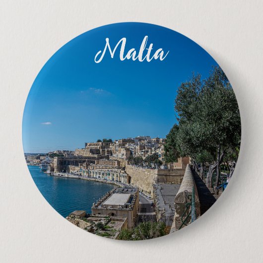 バレッタの街の壁と港のパノラマの景色 缶バッジ (正面)