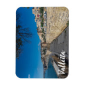 バレッタの街の壁と港のビュー マグネット (縦)