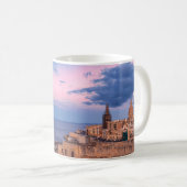 バレッタ上空の夕日のパノラマの景色 コーヒーマグカップ (正面右)