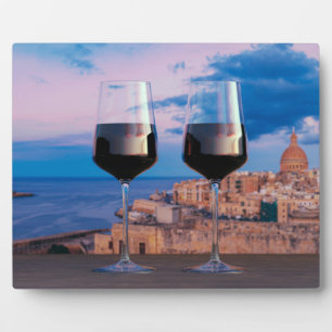 バレッタ缶の上の夕日の景色を眺めるワイングラス フォトプラーク