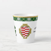 バレットアイリッシュシールド&タータンチェック パーソナライズされた カフェラテマグ (正面)