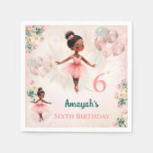 バレリナダークスキンピンクティール(緑がかった色)フローラ誕生日 スタンダードカクテルナプキン (正面)