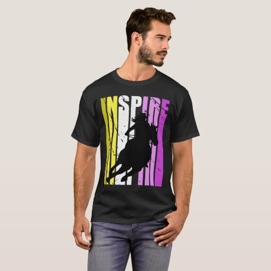 バレルレーシングの激しい女性のカーボーイハットウエスタンピンクエール Tシャツ (正面フル)