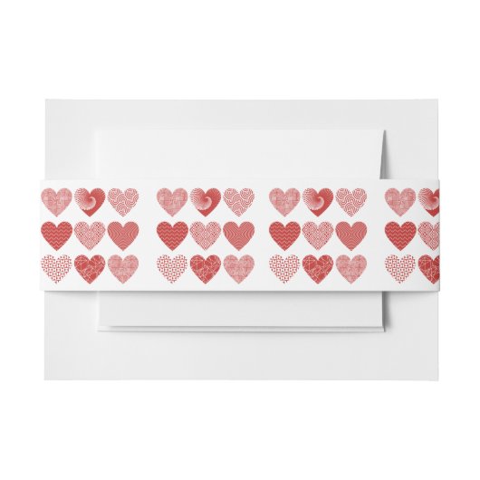バレンタインかわいい甘い愛の赤いハートパターン 招待状ベリーバンド (正面例)