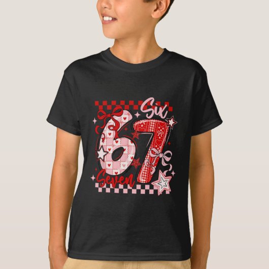 バレンタインにぴったりな面白い6と7のミーム女子デザイン Tシャツ (正面)