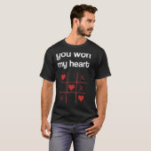 バレンタインに心をつかんだ 三目並べ ゲーム Tシャツ (正面フル)