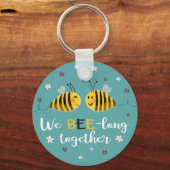 バレンタインに花と一緒にいて 蜜蜂 キーホルダー (正面)