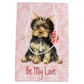 バレンタインのばら色のヨークシャーテリア ミディアムペーパーバッグ (裏面)