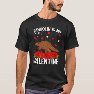 バレンタインのセンザンコウ 赤いバラの花 ハートのセンザンコウ Tシャツ