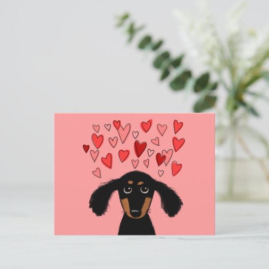 バレンタインのハートを持つかわいいダックスフントの漫画犬 シーズンポストカード (スタンド正面)