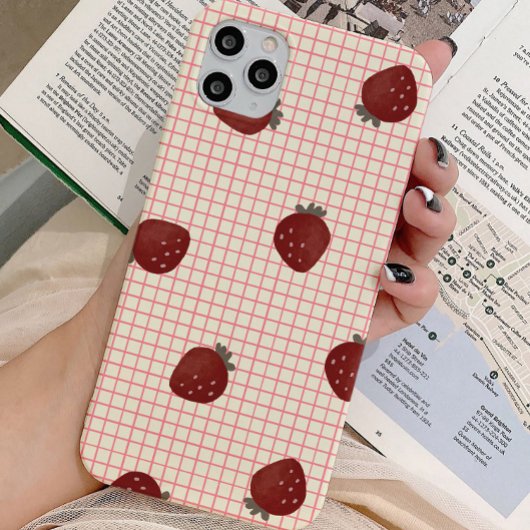 バレンタインのピンクグリッドに水彩のイチゴ iPhoneケース