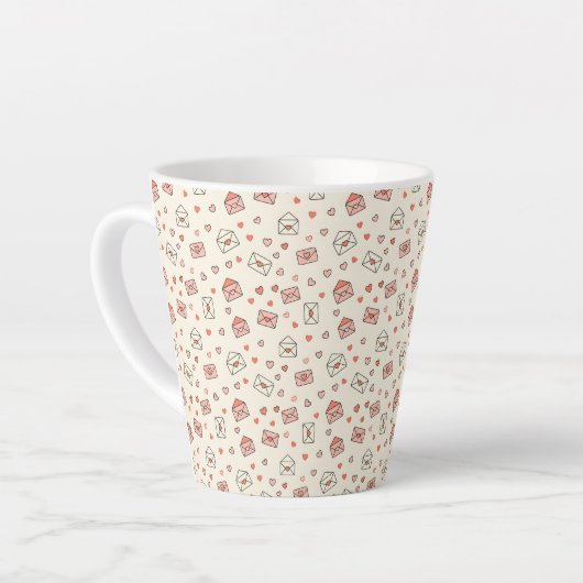 バレンタインの封筒とハート シームレスデザイン カフェラテマグ (左アングル)