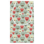 バレンタインの模様(ハートと口ひげ) スモールペーパーバッグ (裏面)