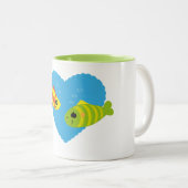 バレンタインの水槽の愛らしい魚のカップル ツートーンマグカップ (正面右)