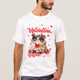 バレンタインの部屋着を着たパグ Tシャツ