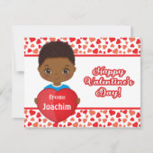 . .バレンタインカードを持つかわいい小さな男の子ハート ノートカード (正面)