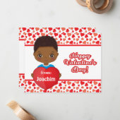 . .バレンタインカードを持つかわいい小さな男の子ハート ノートカード (正面/裏面インサイチュ)